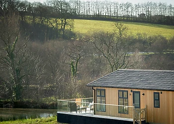 Orchard Deluxe Lakes Edge 2 Hot Tub Pet (Sleeps 6) 