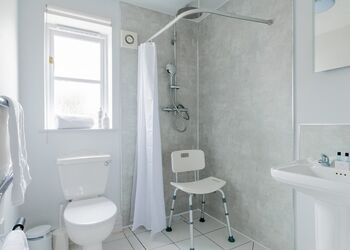 Accessible Lake Ground Floor Apartment Hot tub - Clawford Lakes Resort and Spa, Clawton, Nr Holsworthy