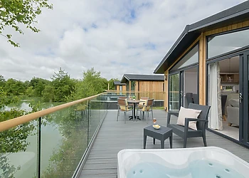 Orchard Deluxe Lakes-Edge 3 Hot Tub 