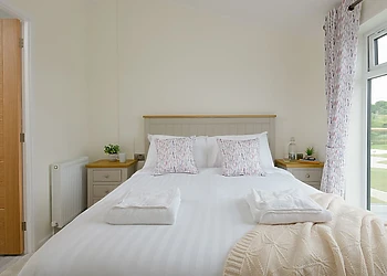 Orchard Luxury 2 CL Hot Tub Pet 