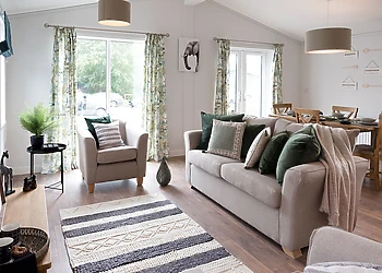 Orchard Deluxe Lakes-Edge 2 Hot Tub Pet 