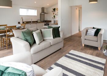 Orchard Deluxe Lakes-Edge 2 Hot Tub Pet - Clawford Lakes Resort and Spa, Clawton, Nr Holsworthy