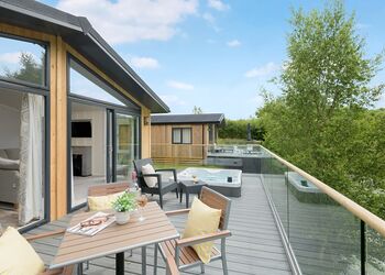 Orchard Deluxe Lakes-Edge 2 Hot Tub Pet - Clawford Lakes Resort and Spa, Clawton, Nr Holsworthy