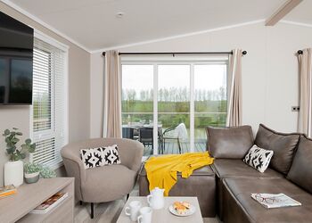 Meadow Deluxe Double Lakes-Edge 3 Hot Tub Pet - Clawford Lakes Resort and Spa, Clawton, Nr Holsworthy