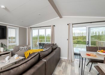 Meadow Deluxe Lakes-Edge 2 Hot Tub Pet - Clawford Lakes Resort and Spa, Clawton, Nr Holsworthy