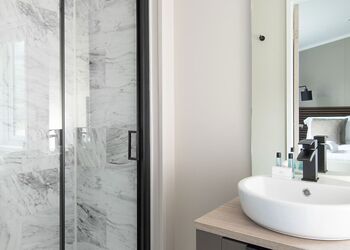 Meadow Deluxe Lakes-Edge 2 Hot Tub Pet - Clawford Lakes Resort and Spa, Clawton, Nr Holsworthy