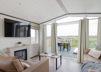 Meadow Luxury 2 Bed Holiday Home Hot Tub Pet (sleeps 4) - Clawford Lakes Resort and Spa, Clawton, Nr Holsworthy