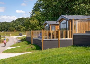 Meadow Luxury 2 Bed Holiday Home Hot Tub Pet (sleeps 4) - Clawford Lakes Resort and Spa, Clawton, Nr Holsworthy