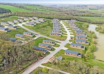 Meadow Luxury 2 Bed Holiday Home Hot Tub Pet (sleeps 4) - Clawford Lakes Resort and Spa, Clawton, Nr Holsworthy