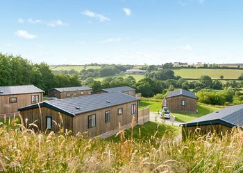 Meadow Luxury 2 Bed Holiday Home Hot Tub Pet (sleeps 4) - Clawford Lakes Resort and Spa, Clawton, Nr Holsworthy