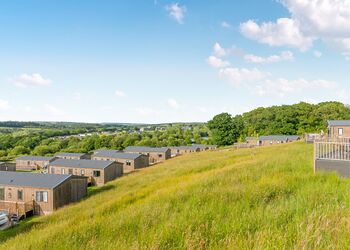 Meadow Luxury 2 Bed Holiday Home Hot Tub Pet (sleeps 4) - Clawford Lakes Resort and Spa, Clawton, Nr Holsworthy