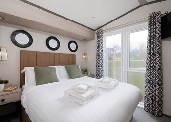 Meadow Luxury 2 Bed Holiday Home Hot Tub Pet (sleeps 4) - Clawford Lakes Resort and Spa, Clawton, Nr Holsworthy