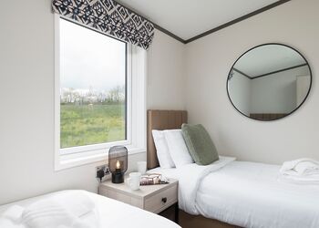 Meadow Luxury 2 Bed Holiday Home Hot Tub Pet (sleeps 4) - Clawford Lakes Resort and Spa, Clawton, Nr Holsworthy