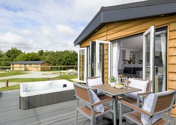 Orchard Deluxe 2 Pet HT - Clawford Lakes Resort and Spa, Clawton, Nr Holsworthy