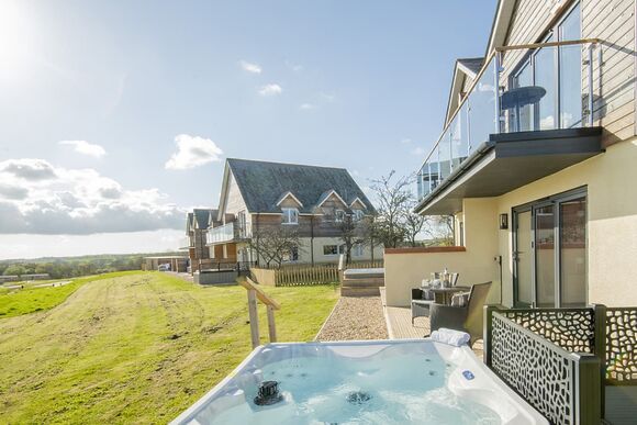 Valley Ground Floor Apartment Hot Tub - Clawford Lakes Resort and Spa, Clawton, Nr Holsworthy