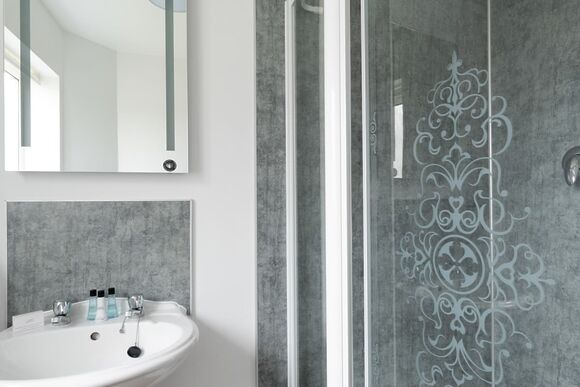 Valley Ground Floor Apartment Hot Tub - Clawford Lakes Resort and Spa, Clawton, Nr Holsworthy