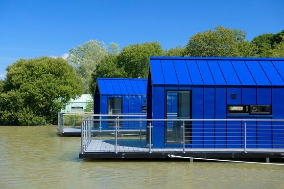 Floating Lodge - Clawford Lakes Resort and Spa, Clawton, Nr Holsworthy