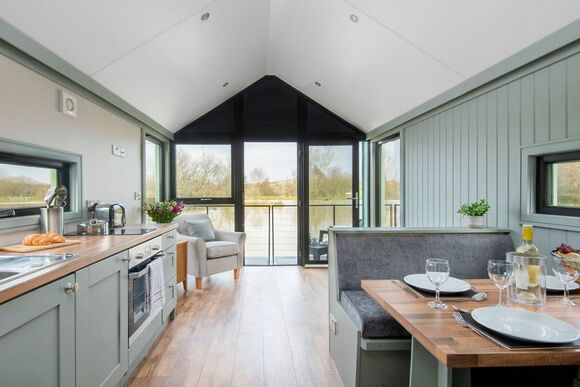 Floating Lodge - Clawford Lakes Resort and Spa, Clawton, Nr Holsworthy
