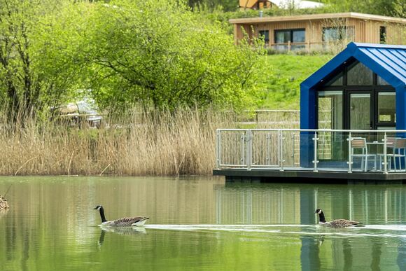 Floating Lodge - Clawford Lakes Resort and Spa, Clawton, Nr Holsworthy