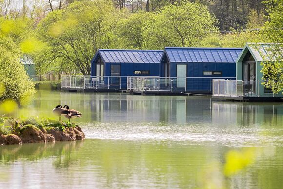 Floating Lodge - Clawford Lakes Resort and Spa, Clawton, Nr Holsworthy