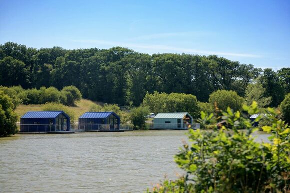 Floating Lodge - Clawford Lakes Resort and Spa, Clawton, Nr Holsworthy