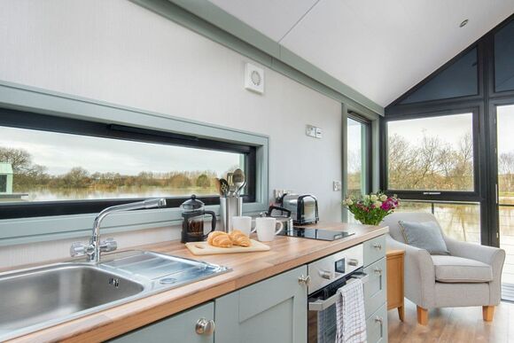 Floating Lodge - Clawford Lakes Resort and Spa, Clawton, Nr Holsworthy