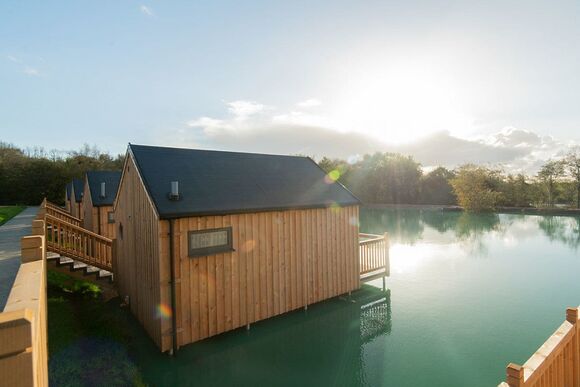 Lake Pod - Clawford Lakes Resort and Spa, Clawton, Nr Holsworthy