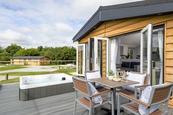 Orchard Luxury 2 Hot Tub Pet - Clawford Lakes Resort and Spa, Clawton, Nr Holsworthy