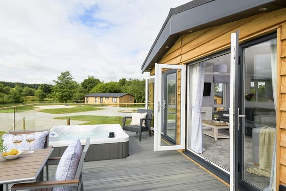 Orchard Luxury 2 Hot Tub Pet - Clawford Lakes Resort and Spa, Clawton, Nr Holsworthy