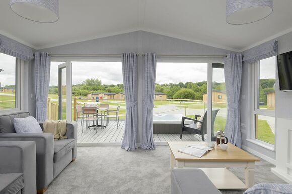 Orchard Luxury 2 Hot Tub Pet - Clawford Lakes Resort and Spa, Clawton, Nr Holsworthy