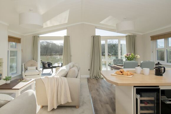 Orchard Deluxe Lakes Edge 2 Hot Tub Pet (Sleeps 6) - Clawford Lakes Resort and Spa, Clawton, Nr Holsworthy