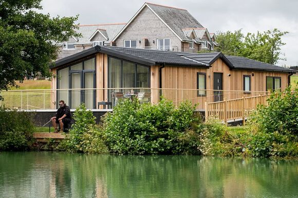 Orchard Deluxe Accessible Lodge - Clawford Lakes Resort and Spa, Clawton, Nr Holsworthy