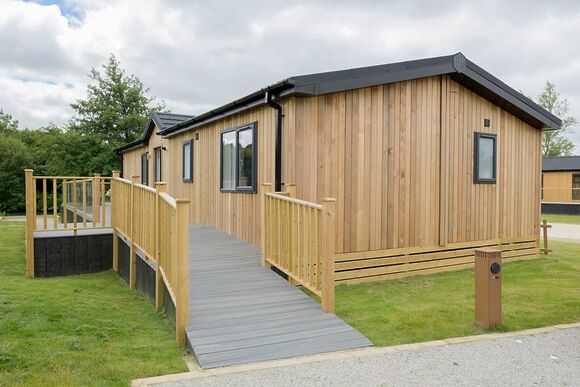 Orchard Deluxe Accessible Lodge - Clawford Lakes Resort and Spa, Clawton, Nr Holsworthy