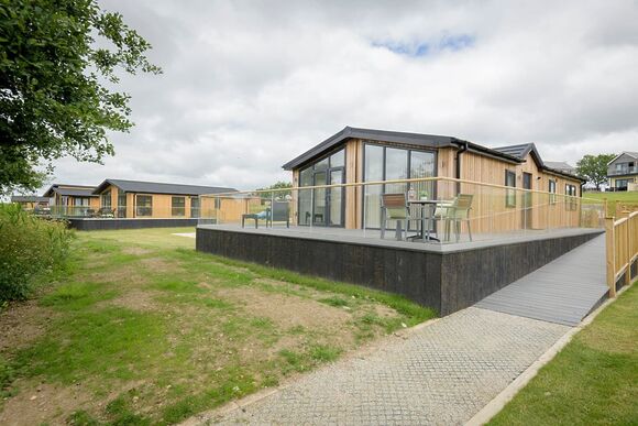 Orchard Deluxe Accessible Lodge - Clawford Lakes Resort and Spa, Clawton, Nr Holsworthy