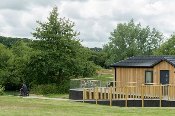 Orchard Deluxe Accessible Lodge - Clawford Lakes Resort and Spa, Clawton, Nr Holsworthy
