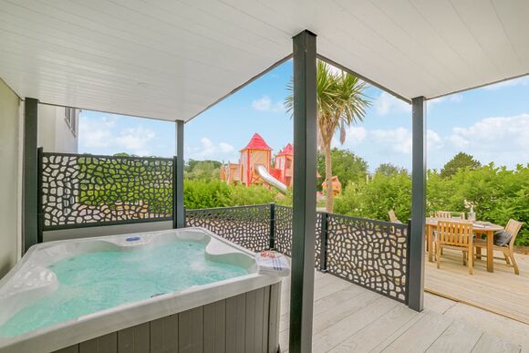 Accessible Lake Ground Floor Apartment Hot tub - Clawford Lakes Resort and Spa, Clawton, Nr Holsworthy