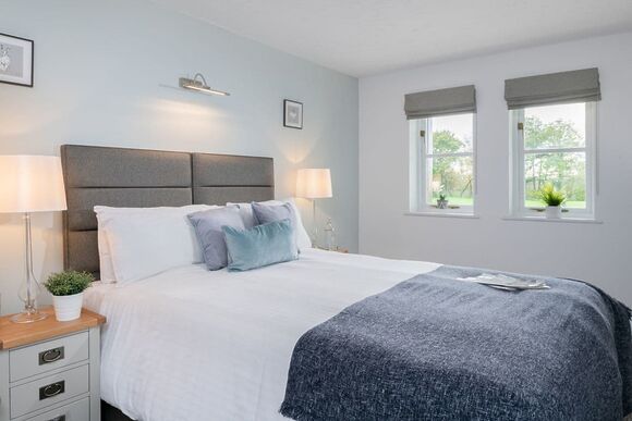 Accessible Lake Ground Floor Apartment Hot tub - Clawford Lakes Resort and Spa, Clawton, Nr Holsworthy