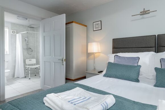 Accessible Lake Ground Floor Apartment Hot tub - Clawford Lakes Resort and Spa, Clawton, Nr Holsworthy