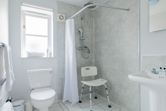 Accessible Lake Ground Floor Apartment Hot tub - Clawford Lakes Resort and Spa, Clawton, Nr Holsworthy