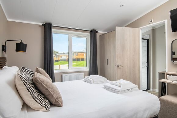 Meadow Deluxe 2 Hot Tub Pet - Clawford Lakes Resort and Spa, Clawton, Nr Holsworthy