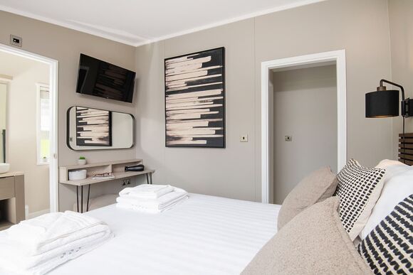 Meadow Deluxe 2 Hot Tub Pet - Clawford Lakes Resort and Spa, Clawton, Nr Holsworthy