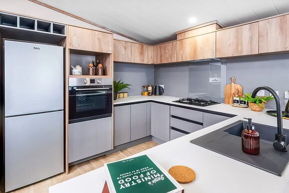 Oak 2 Lodge Lakes Edge Hot Tub (Pet) - Clawford Lakes Resort and Spa, Clawton, Nr Holsworthy