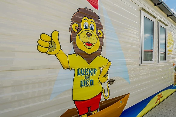 Luckie the Lion Gold 8 Caravan 