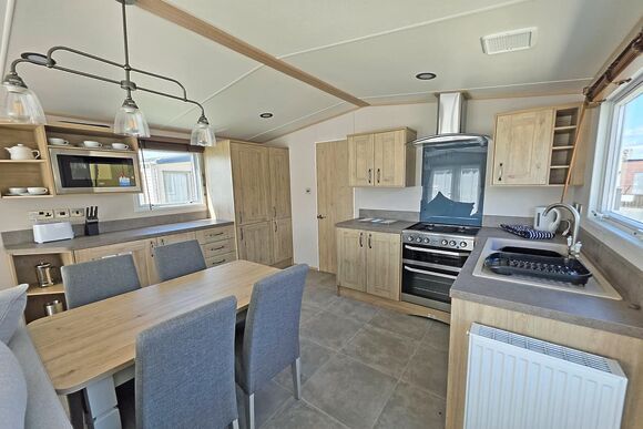 Platinum 8 caravan Hot tub - Coastfields Holiday Village, Ingoldmells, Skegness