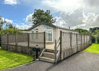 Colliery Lodge 2 Spa - Colliery Lane Lodges, Swadlincote, Nr Ashby-de-la-Zouch