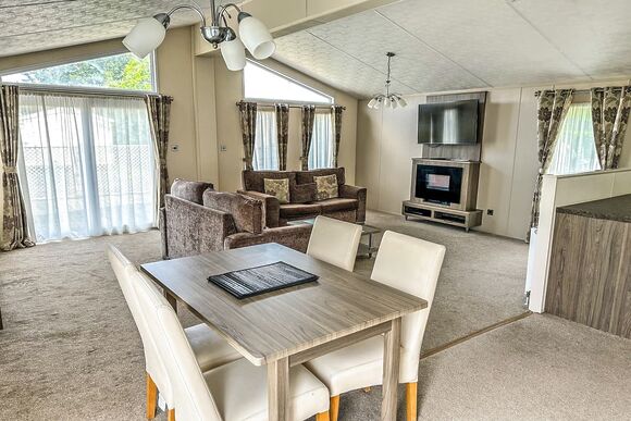 Colliery Lodge 2 Spa - Colliery Lane Lodges, Swadlincote, Nr Ashby-de-la-Zouch