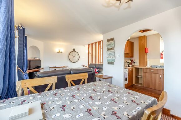 Marton Cottage - Captain Cook&rsquo;s Haven, Larpool, Whitby