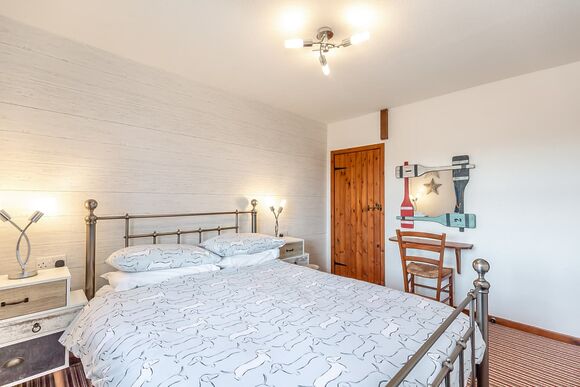 Marton Cottage - Captain Cook&rsquo;s Haven, Larpool, Whitby