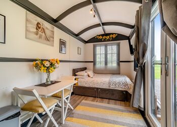 Shannons Hut - Coole Acres Fishery & Leisure Park, Newhall, Nr. Nantwich