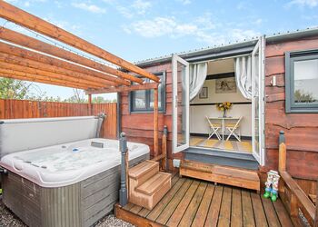 Shannons Hut - Coole Acres Fishery & Leisure Park, Newhall, Nr. Nantwich